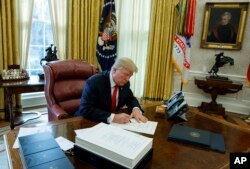 美國總統川普2017年12月22日在白宮簽署稅改法