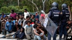 Des migrants gardés par la police espagnole de l'enclave de Ceuta, le 17 février 2017.