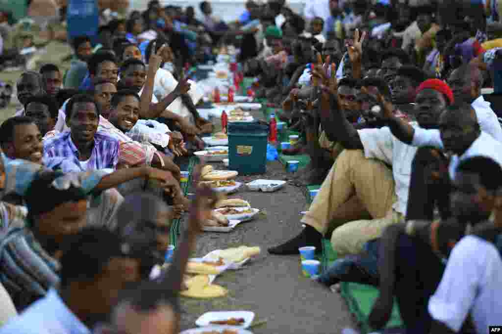 مردم سودان بعد از ختم مظاهره و آمادگی برای افطار در شهر خارطوم