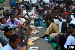 Sudanese protesters gather to break their fast outside the army headquarters in Khartoum, May 7, 2019, on the second day of the holy Muslim month of Ramadan.