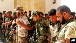 Irak'ın Nuhayb kasabasına giren Şii milisler silahlarını kontrol ediyor 