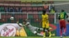 Le Camerounais Vincent Aboubakar, à droite, marque un but lors du match de football du groupe A de la Coupe d'Afrique des Nations 2022 entre le Cameroun et l'Éthiopie au stade Ahmadou Ahidjo de Yaoundé, au Cameroun, le 13 janvier 2022.