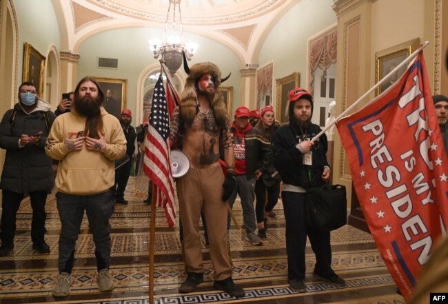 Massa pendukung Trump menyerbu dan merusak Gedung Kongres AS, 6 Januari 2021 (foto: dok).