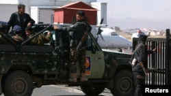 2013年12月23日警察巡逻车在萨那国际机场