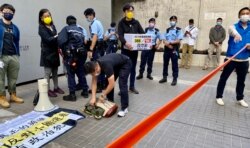 社民连4名成员反小圈子选举游行起步前，大批警员到场戒备，拉起封锁线，又要求纪录游行成员的身份证资料 (美国之音/汤惠芸)