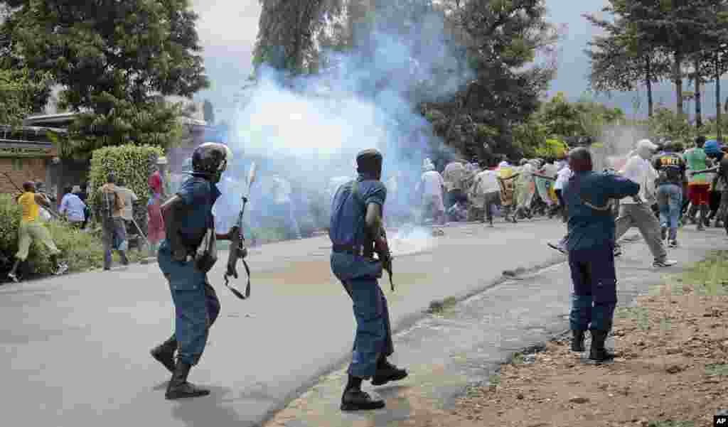Manifestantes tentam marchar pelas ruas de Bujumbura contra a recandidatura de Pierre Nkurunziza e são travados pela polícia com gás. Burundi, Maio 13, 2015