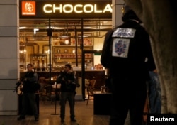 Israeli policemen secure the entrance to a restaurant following a shooting attack in the center of Tel Aviv, June 8, 2016.