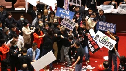 Náo loạn tại Quốc hội Đài Loan: Các nhà lập pháp ném lòng heo vào nhau trong một vụ xô xát tại quốc hội ở thủ đô Đài Bắc, Đài Loan, ngày 27/11/2020. REUTERS/Ann Wang