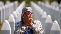 Žena se moli na groblju, uoči masovnog sprovoda u Potočarima blizu Srebrenice, Bosna i Hercegovina, 11. srpnja 2020.