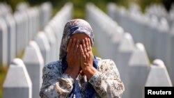 Žena se moli na groblju, uoči masovnog sprovoda u Potočarima blizu Srebrenice, Bosna i Hercegovina, 11. srpnja 2020.