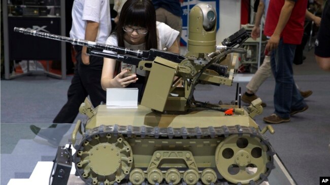 资料照：在北京举办的第八届中国国际警用装备博览会上展出的遥控机器人武器。(2016年5月19日)