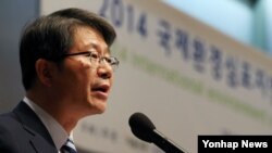 류길재 통일부 장관이 28일 서울 프레스센터에서 열린 DMZ 세계평화공원 국제환경심포지엄에서 축사를 하고 있다. 