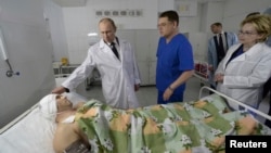 블라디미르 푸틴 러시아 대통령이 1일 최근 연쇄 테러가 발생한 볼고그라드를 방문하고, 부상자들을 위로했다. 