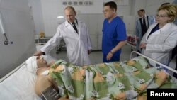 俄羅斯總統普京在伏爾加格勒醫院探望炸彈襲擊事件中的傷者