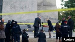 加拿大渥太華一名國家戰爭紀念碑廣場執勤的士兵被槍擊死亡。10月23日哈珀總理伉儷在戰爭紀念碑前獻花。