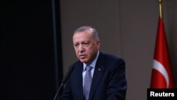 Türkiyə Prezidenti Rəcəb Tayyib Ərdoğan Ankarada Esenboğa Beynəlxalq hava limanında mətbuat konfransında açıqlamalar verir, 22 oktyabr, 2019.