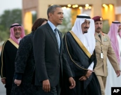Hoàng tử Ả Rập Saudi Salman hộ tống Tổng thống Obama tới buổi hội kiến với Quốc vương Abdullah