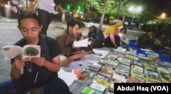 Lapak buku yang disediakan Komunitas Vespa Literasi, di alun-alun Probolinggo, Jawa Timur. (Foto:VOA/ Abdul Haq)