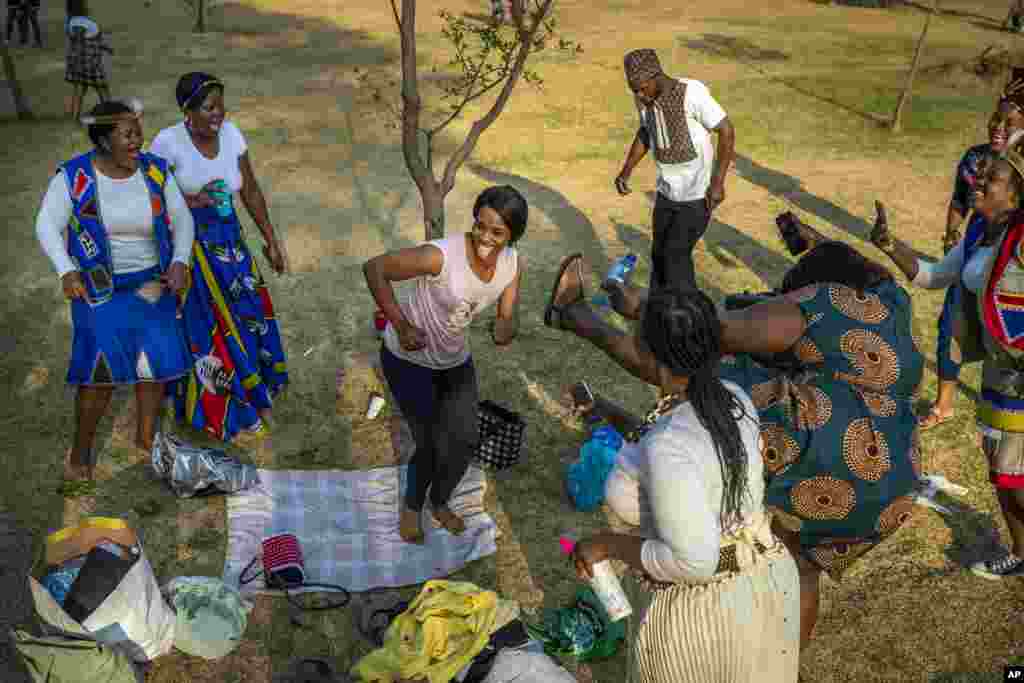 People celebrate South Africa&#39;s Heritage Day at Zoo Lake park in Johannesburg.