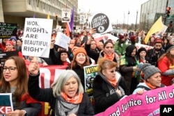 지난해 1월 ‘여성 행진’ 행사에 참여한 여성들이 미국 워싱턴에서 행진하고 있다.