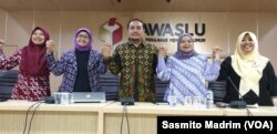 Komisioner Bawaslu Muhammad Afifuddin saat berdiskusi dengan sejumlah aktivis perempuan di kantor Bawaslu, Jakarta, Rabu, 24 April 2019. (Foto: Sasmito Madrim/VOA)