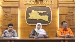 Gubernur Jawa Timur Khofifah Indar Parawansa memberikan keterangan pers terkait perkembangan penanganan virus corona di Jawa Timur. (Foto: VOA/Petrus Riski)