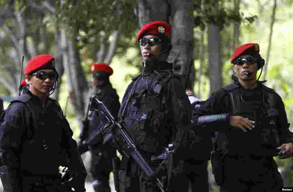 Indonesian Army's Kopassus special forces patrol outside the venues of the Asia-Pacific Economic Cooperation (APEC) Summit in Bali. 