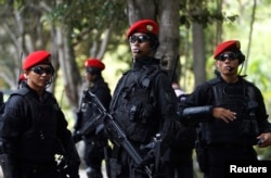 Indonesian Army's Kopassus special forces patrol outside the venues of the Asia-Pacific Economic Cooperation (APEC) Summit in Bali October 5, 2013.
