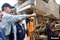 1일 모코아 재난지역을 찾은 후안 마누엘 산토스 콜롬비아 대통령이 손짓하며 수습작업을 지시하고 있다.