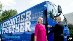 ຜູ້ສະໝັກແຂ່ງຂັນເປັນປະທານາທິບໍດີ ຈາກພັກເດໂມແຄຣັດ ທ່ານນາງ Hillary Clinton ລົງຈາກລົດເມ ໂຄສະນາຫາສຽງ ໃນຂະນທີ່ ເດີນທາງໄປເຖິງ ບ່ອນຊຸມນຸມ ທີ່ ໂຮງງານ K'NEX, ເປັນບໍລິສັດຜະລິດ ເຄື່ອງຫຼິ້ນ ໃນເມືອງ Hatfield ລັດ Pennsyvania, ວັນທີ 29 ກໍລະກົດ 2016.