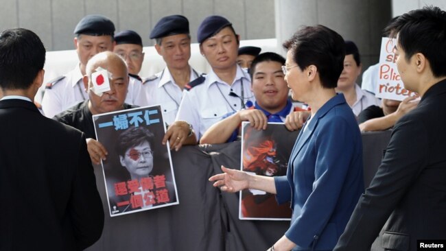 香港特首林郑月娥2019年8月13日在其办公室外与反送中抗议者相遇。