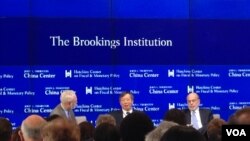 2016年4月14日，中国央行副行长易纲（中）和前美联储主席伯南克（右）在华盛顿布鲁金斯学会谈中国和全球经济问题。（美国之音莫雨拍摄）