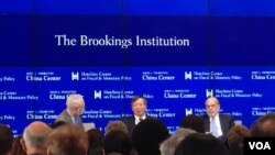 2016年4月14日，中國央行副行長易綱（中）和前美聯儲主席伯南克（右）在華盛頓布魯金斯學會談中國和全球經濟問題。（美國之音莫雨拍攝）
