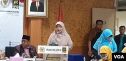 Anggota Fraksi PKS Ledia Hanifa Amaliah saat membuka diskusi RUU PKS di Ruangan Fraksi PKS di Gedung DPR. (Foto: VOA/Ahmad Bhagaskoro)