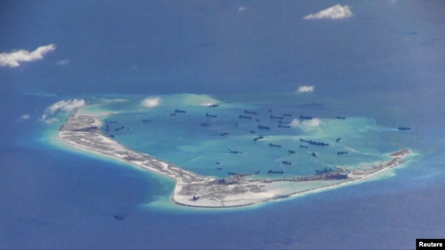 美国海军P-8A海神侦察机2015年5月21日在有争议的斯普拉特利群岛（南沙群岛）的美济礁上空拍摄到的数艘中国挖沙船。