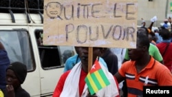 Un Togolais demande au pouvoir de partir lors d'un rassemblement à Lomé, Togo, le 7 septembre 2017.