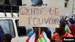 ARCHIVES - Un Togolais demande au pouvoir de partir lors d'un rassemblement à Lomé, Togo, le 7 septembre 2017.