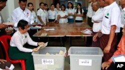 ၂၀၁၂ ကြားဖြတ်ရွေးကောက်ပွဲတွင် မဲရေတွက်နေစဉ် 