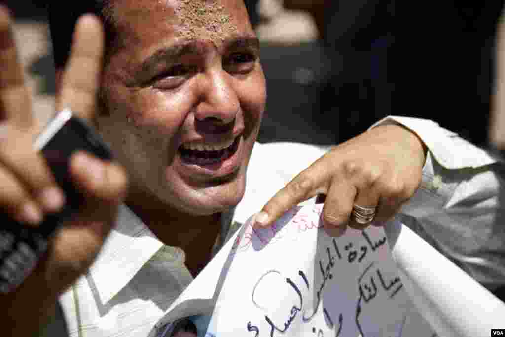 Anh của một người biểu tình thiệt mạng trong các cuộc biểu tình nổi dậy ở Cairo