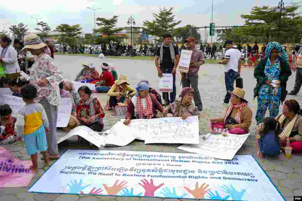 អង្គការសង្គមស៊ីវិល ក្រុមសហជីព និងសកម្មជន និងប្រជាពលរដ្ឋនានា ចូលរួមប្រារព្ធទិវាសិទ្ធិមនុស្សអន្តរជាតិ១០ធ្នូ លើកទី៧០, នាទីលានប្រជាធិបតេយ្យ, នៅរាជធានីភ្នំពេញ, នៅថ្ងៃទី១០ ខែធ្នូ ឆ្នាំ២០១៨។ (ខាន់ សុគុំមនោ/ VOA)