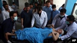 En Kabul, un atacante suicida cometió un atentado contra estudiantes universitarios en un vecindario chiita matando a una persona y dejando 12 heridos.