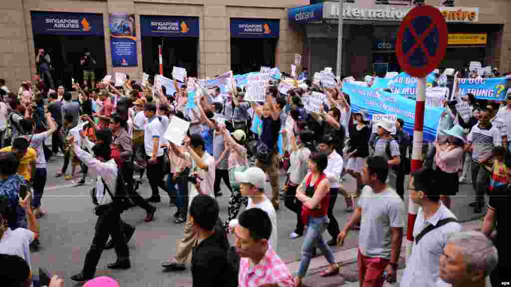 Người Việt ở Hà Nội xuống đường phản đối vụ cá chết hàng loạt ở các tỉnh miền Trung, ngày 1//5/2016.