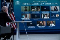 Presiden AS Joe Biden mendengarkan laporan perkembangan situasi terkait Badai Ida, yang digelar secara virtual di Gedung Putih, Washington, DC, 30 Agustus 2021. (AFP)