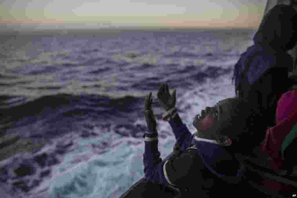خوشحالی کودک پناهجو نجات یافته توسط گارد ساحلی در ایتالیا