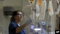 美國亞特蘭大州一名護士在深切護理病房檢查病人狀況。