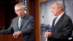 Senator Harry Reid dan Richard Durbin memberikan konferensi pers usai voting tentang perjanjian nuklir Iran di Capitol Hill, Kamis (10/9).