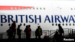 Foto de archivo de un avión de British Airways en el aeropuerto de Heathrow en Londres, donde una falla del sistema informático de la aerolínea provocó la suspensión de una cantidad de vuelos.