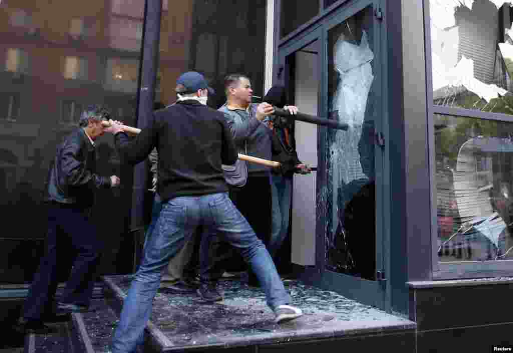 Pro-Russia protesters storm the governor's business premises in Donetsk, eastern Ukraine, May 3, 2014. 