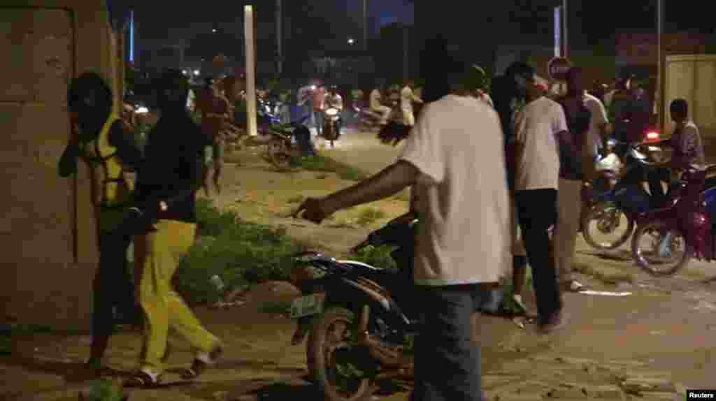 Un client du café court dans la rue après l'attaque d'hommes armés dans un café à Ouagadougou, Burkina Faso, le 13 août 2017.