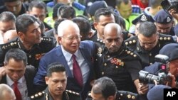 马来西亚前总理纳吉布（中）抵达吉隆坡一家法院 （2018年7月4日）